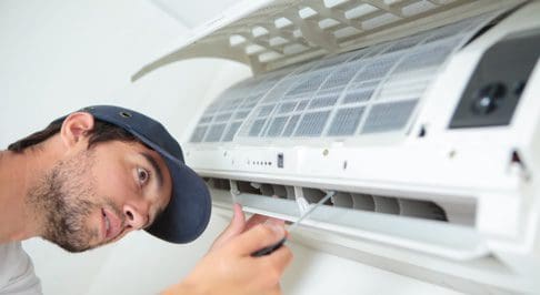 An HVAC technician providing AC repair services in Florida