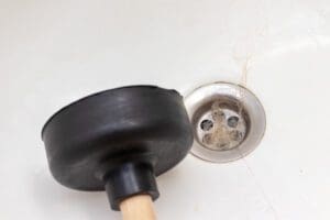 how to unclog a bathtub with a plunger